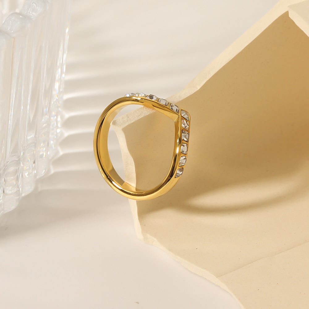 Anello da donna minimalista geometrico a V in acciaio inossidabile con intarsio in zirconi e accento a fila di diamanti