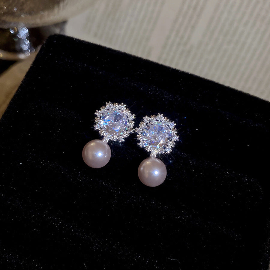 Orecchini a perno con perla floreale vintage ed elegante con intarsio in zirconi per donna