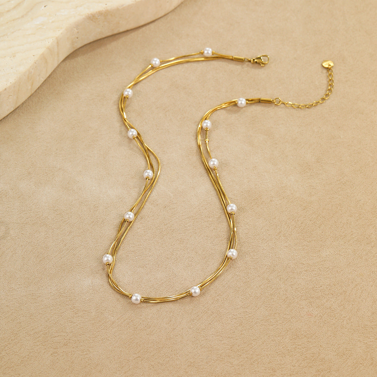 Collar de Acero Inoxidable con Colgante de Perlas Geométricas Estilo Francés Retro y Acabado Bañado para Mujer