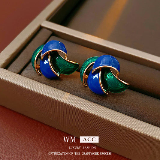 Eleganti orecchini a lobo geometrici in smalto blu e verde a contrasto da donna con perni in acciaio inossidabile