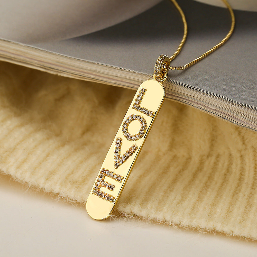 Collana con Pendente Minimalista Geometrico LOVE da Donna in Rame Placcato Oro con Intarsio di Zirconi