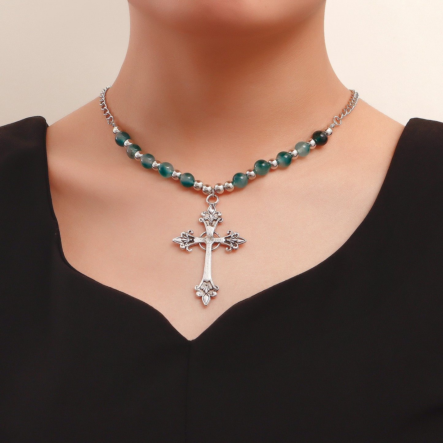Collar colgante de aleación con forma de cruz vintage para mujer con acabado chapado y diseño de cadena a la altura de la clavícula