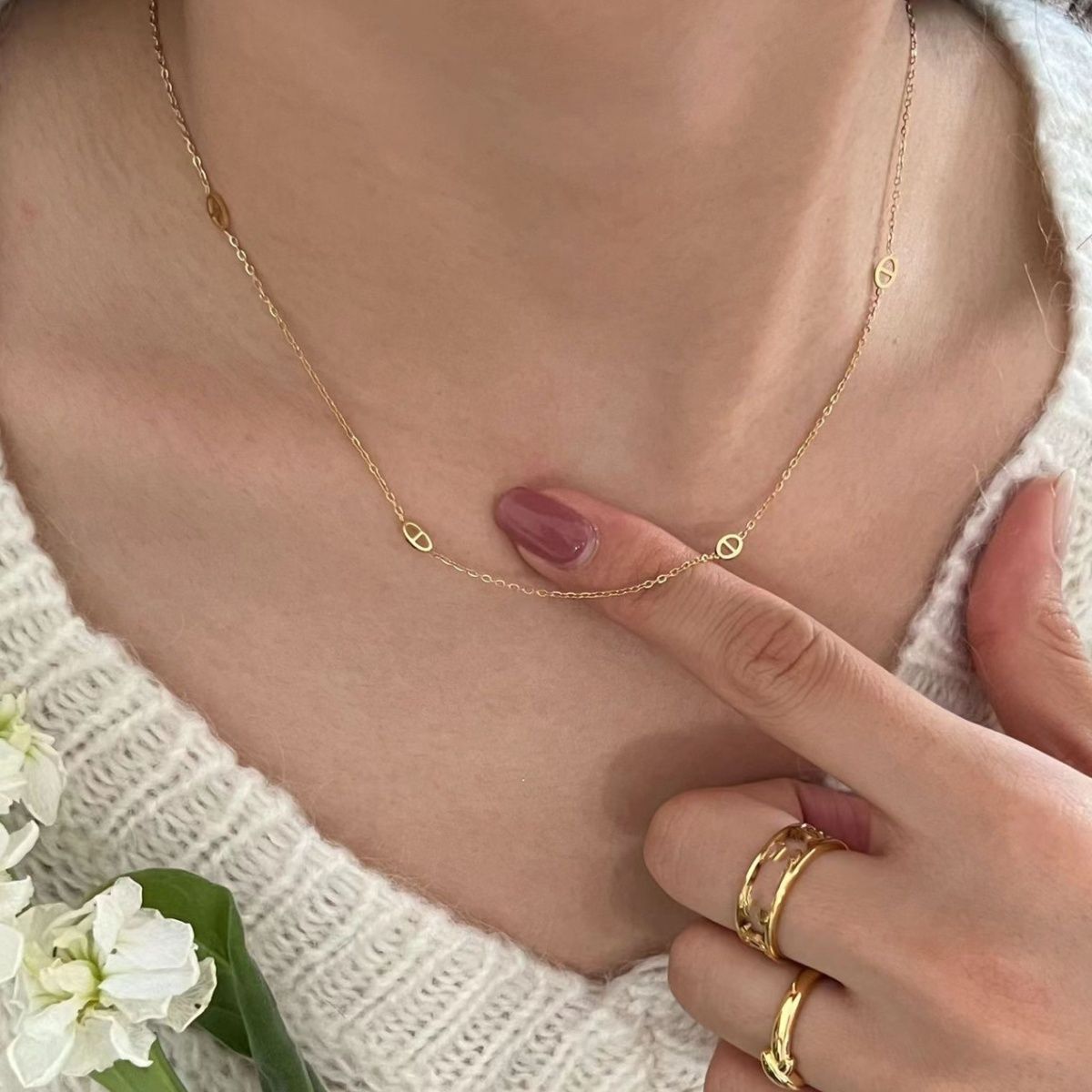 Collar Doble Capa Minimalista de Acero de Titanio en Forma de U para Suéter con Baño para Mujer