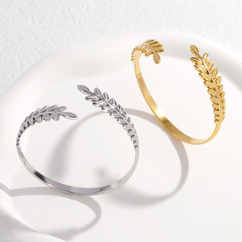 Pulsera C de acero de titanio en forma de hoja de moda para mujer con acabado chapado