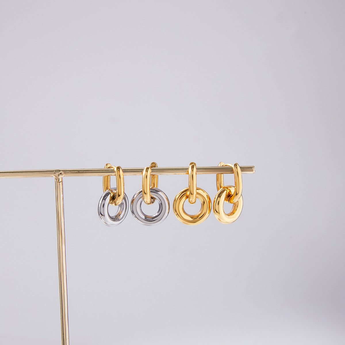 Orecchini a doppio anello geometrici minimalisti in acciaio al titanio placcato per donna