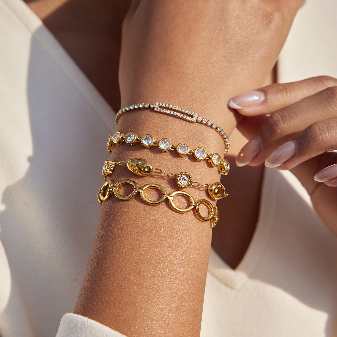Bracciale da donna in acciaio inossidabile con motivo geometrico floreale, placcatura in oro 18 carati e intarsi in strass
