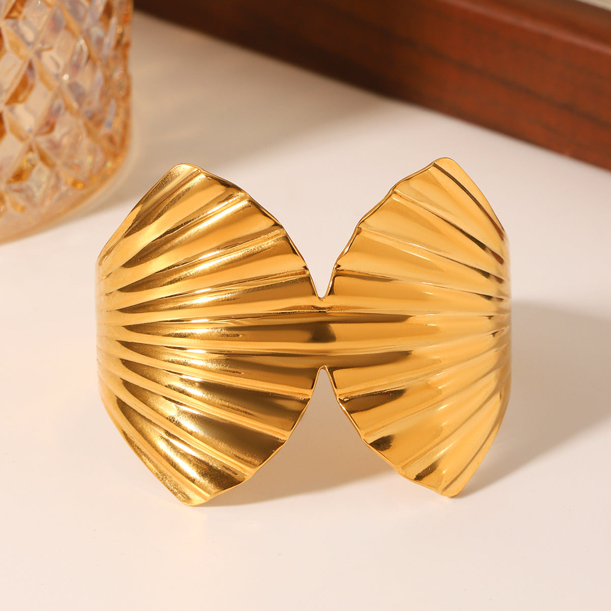 Bracciale da donna a polsino conchiglia in acciaio inossidabile placcato oro 18K in stile Ins con superficie larga, tema oceano