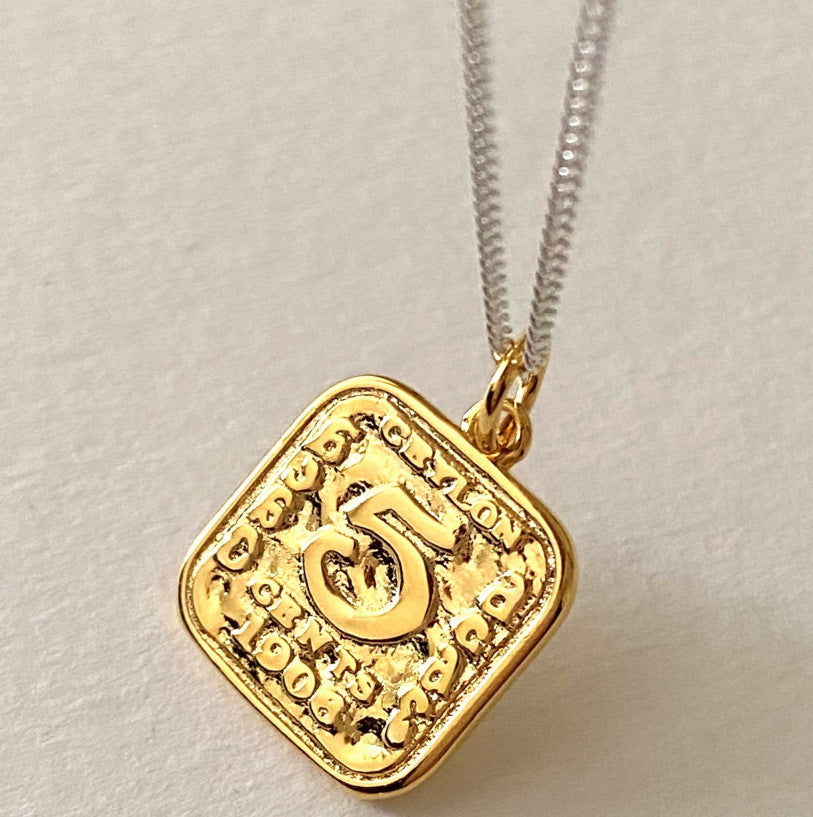 Collana con pendente a numero quadrato minimalista in argento sterling 925 con accenti in oro e argento su catena a sfere