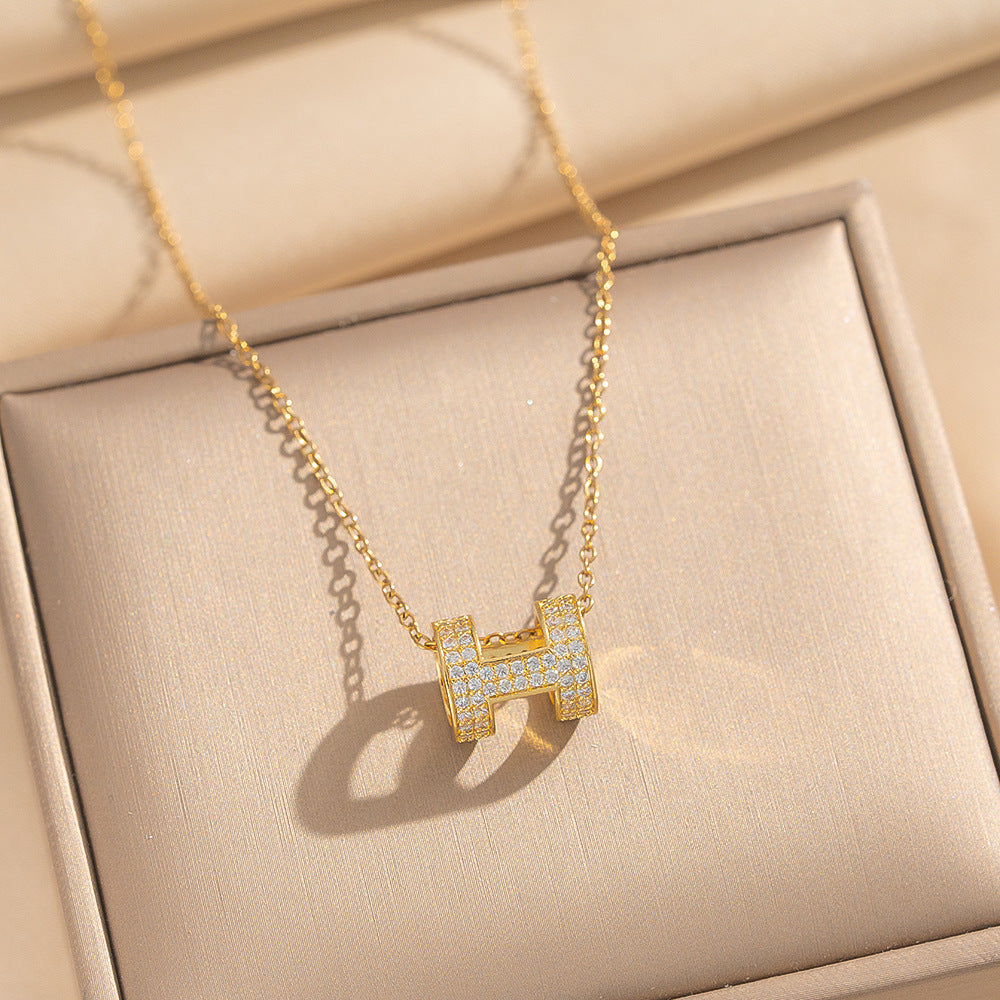 Light Luxury Star-Shaped Pendant Necklace for Women with 18K Gold Plated Copper and Titanium Steel O-Chain
