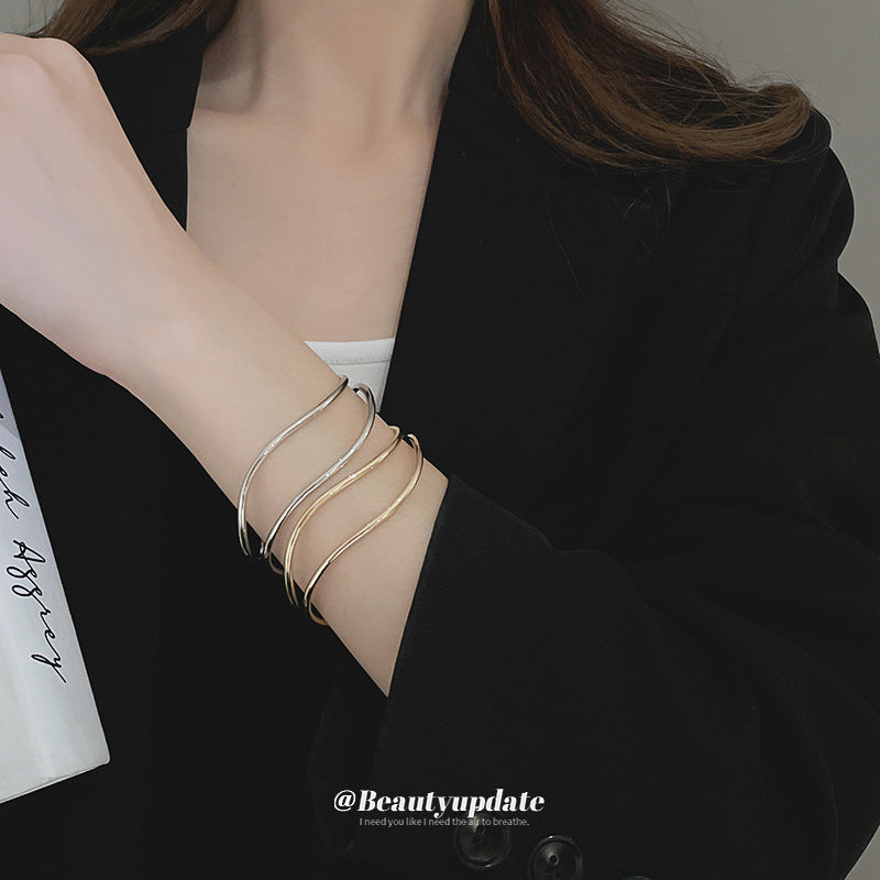 Pulsera Minimalista de Lujo Ondulada en Aleación con Acabado Galvanizado para Mujer, Elegante Diseño con Textura de Luz Acuática