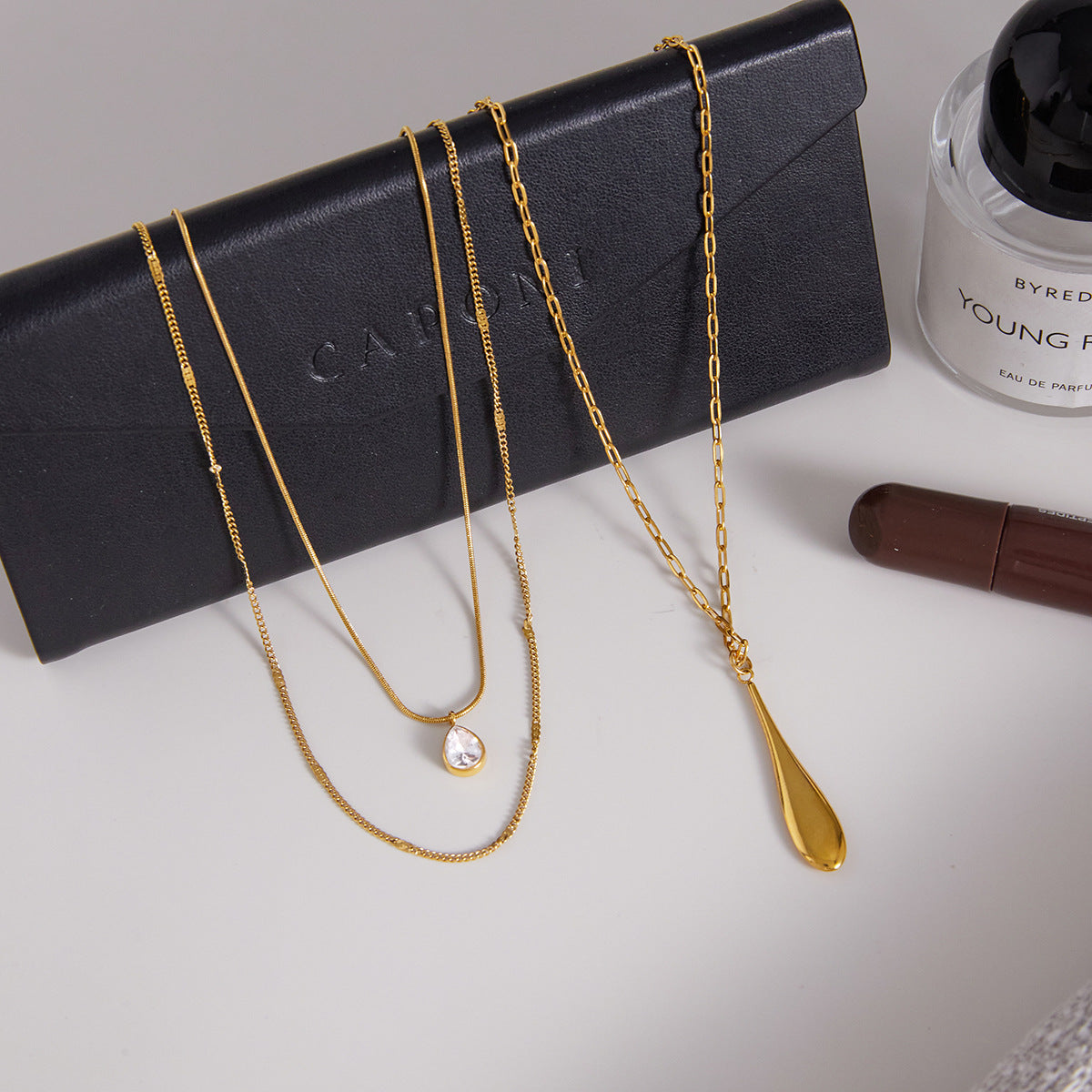 Collana pendente a triangolo geometrico da donna in acciaio al titanio con placcatura PVD in oro 18 carati catena in acciaio inossidabile