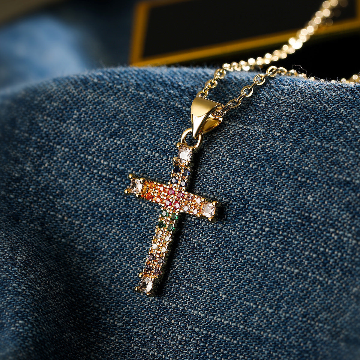 Collana con ciondolo a croce geometrica minimalista da donna in rame con zirconi completi