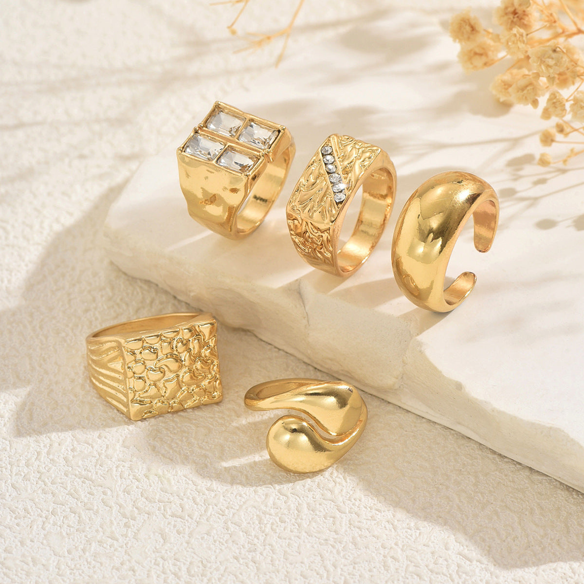 Luxury Geometric Hollow-Out Rhinestone-Set Ring for Women Irregular Index Finger Ring Zinc Alloy Fashion Jewelry