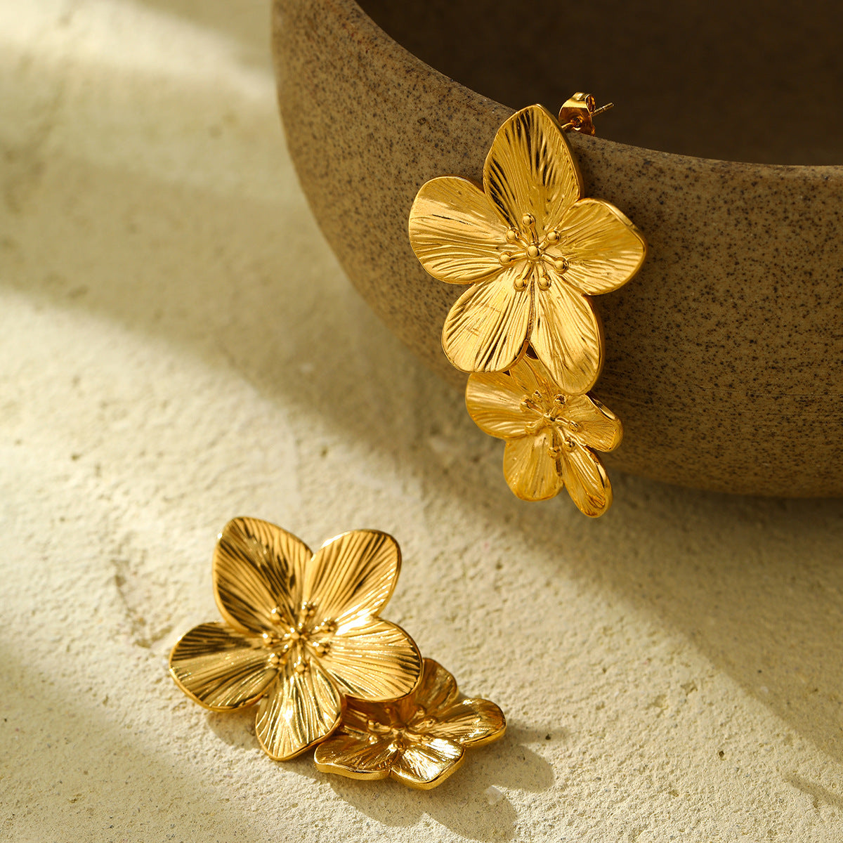 Pendientes colgantes de pétalos chapados en oro de acero inoxidable estilo palacio francés vintage para mujer