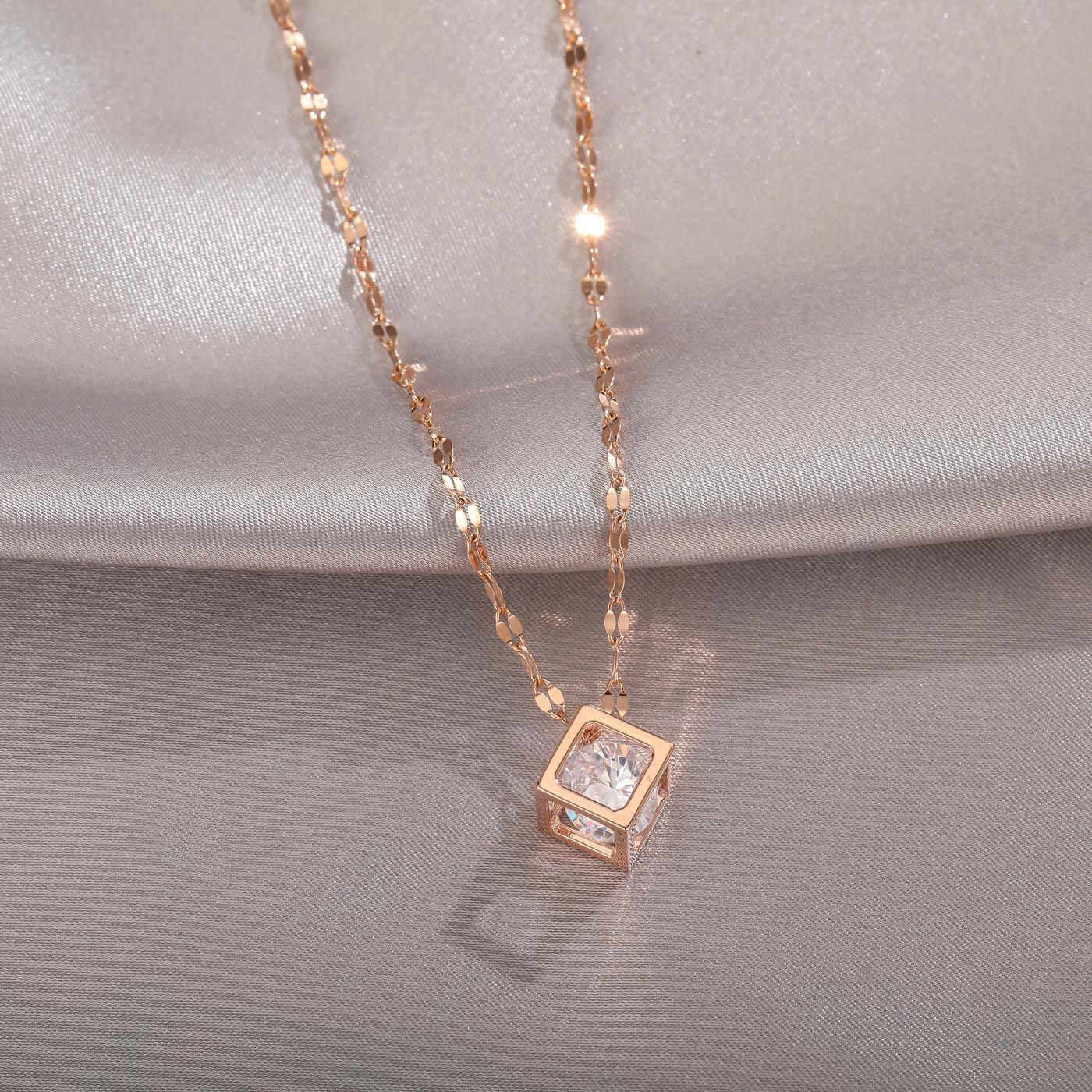 Collana da Donna con Ciondolo a Goccia Geometrico Minimalista e Strass in Acciaio al Titanio