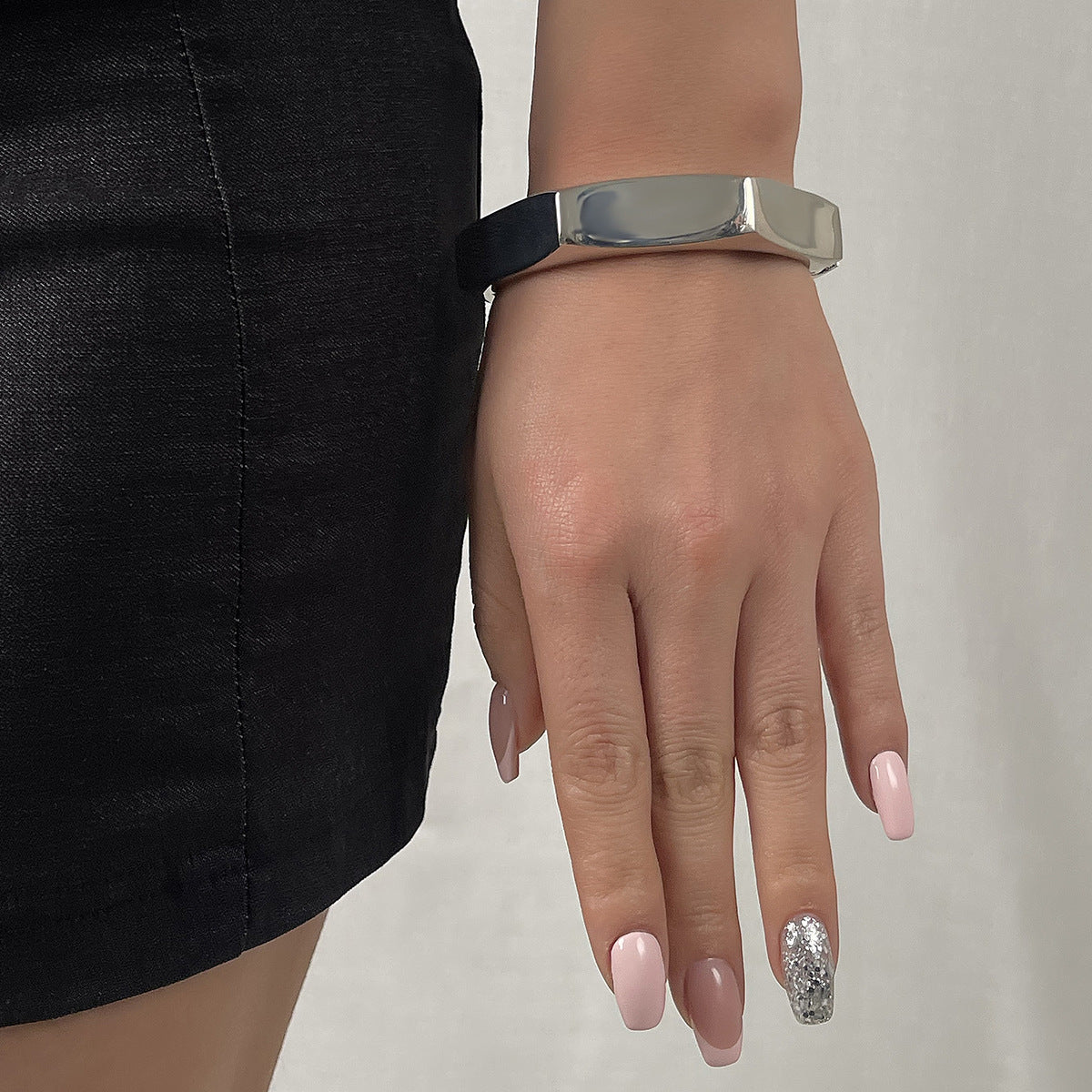 Bracciale esagonale in lega stile punk da donna con finitura placcata e design audace a molla robusta