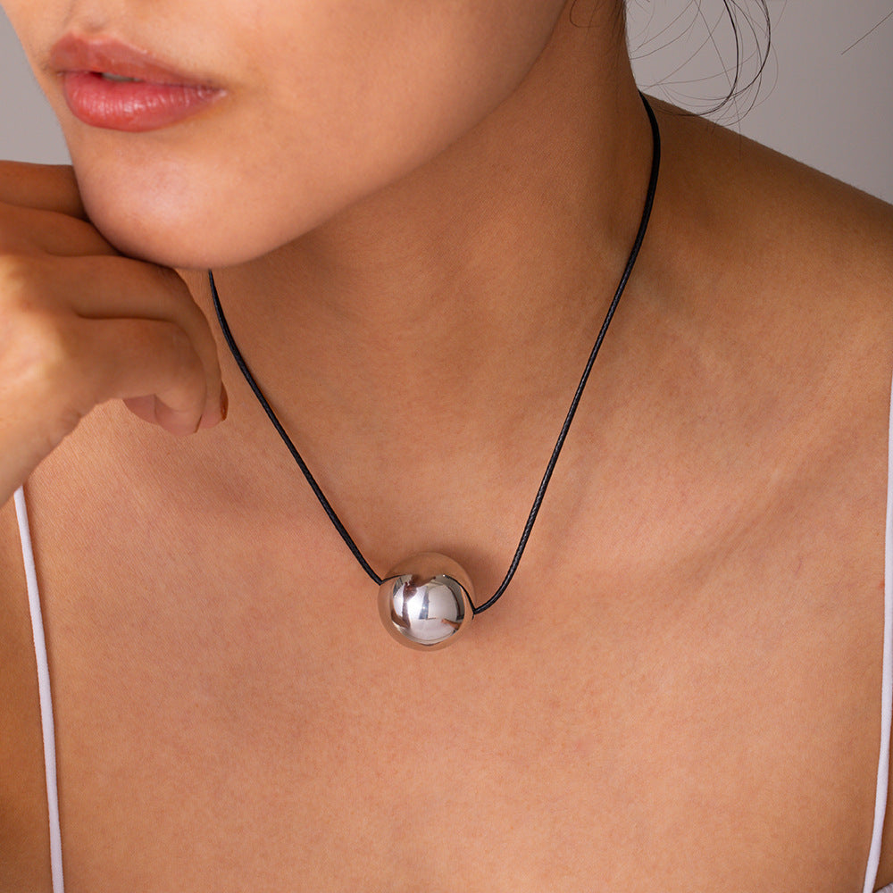 Collana pendente in acciaio inossidabile geometrica minimalista con cordino e ciondolo a sfera in acciaio al titanio placcato da donna