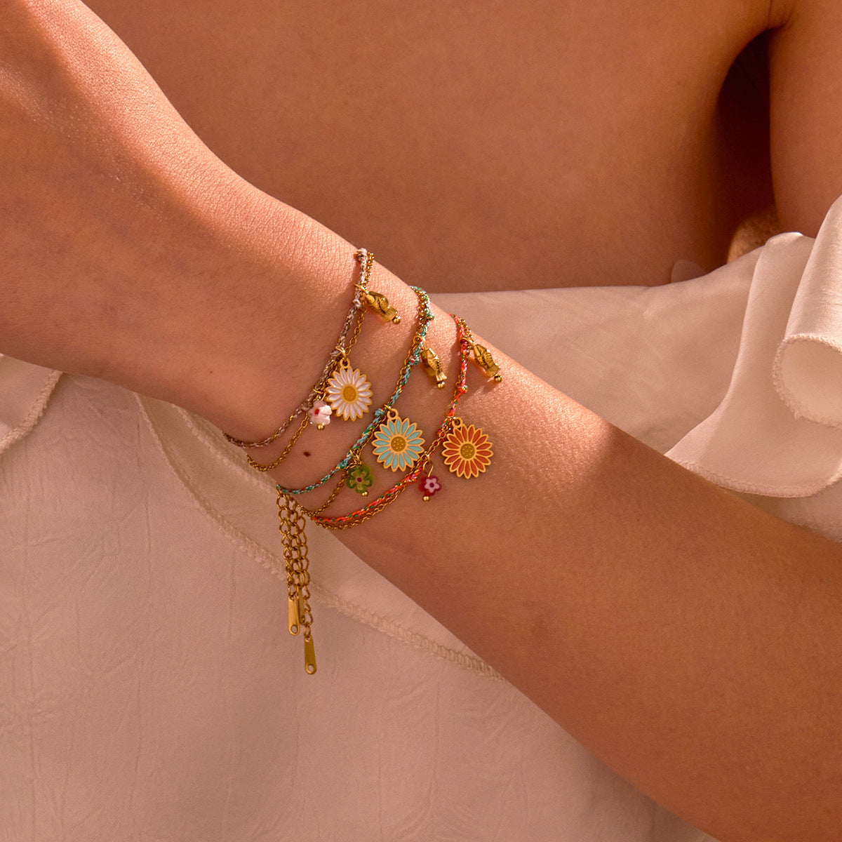 Fashionable Daisy Flower Shaped Stainless Steel Braided Bracelet for Women with Plating Finish