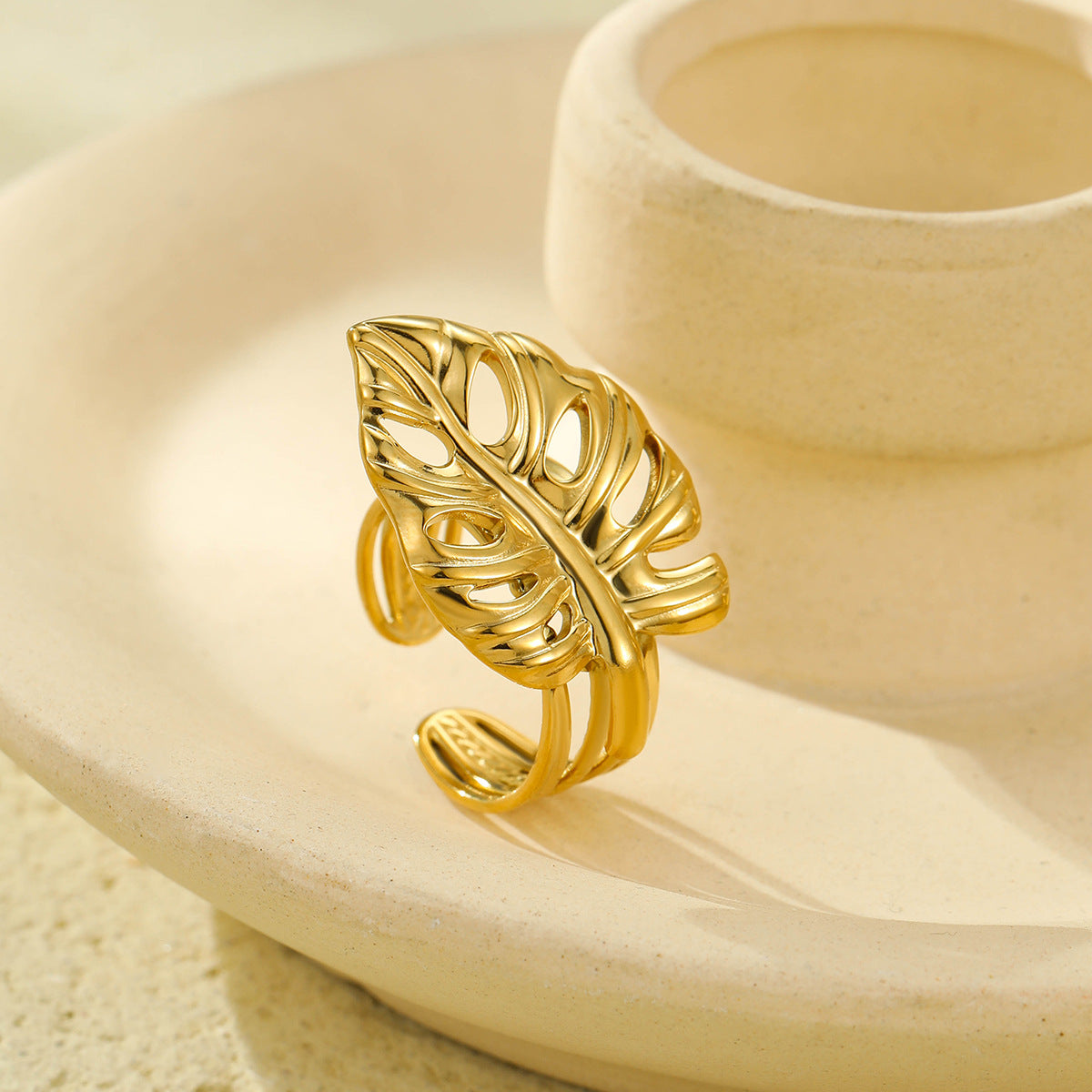 Anello Minimalista con Foglia di Ginkgo Placcato Oro 18K in Acciaio al Titanio, Gioielli di Moda da Donna