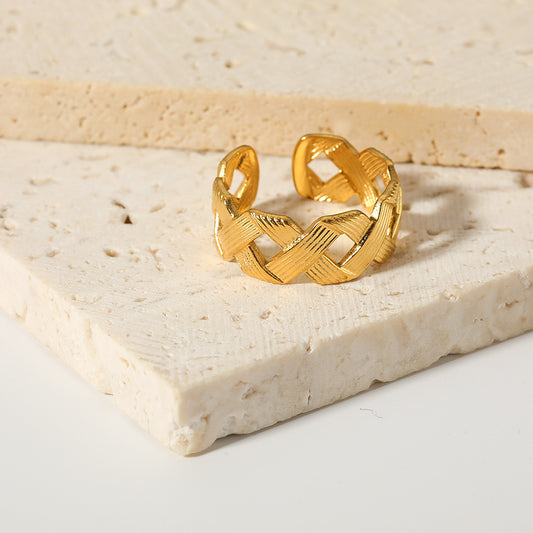 Anello in acciaio inossidabile minimalista attorcigliato con motivo geometrico per donna con finitura placcata sottovuoto in oro 18K e fascia regolabile