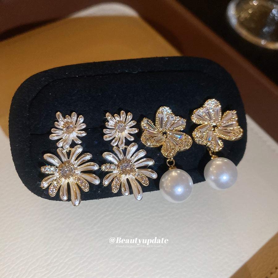 Orecchini a perno vintage eleganti a fiori con perle e finitura smaltata da donna