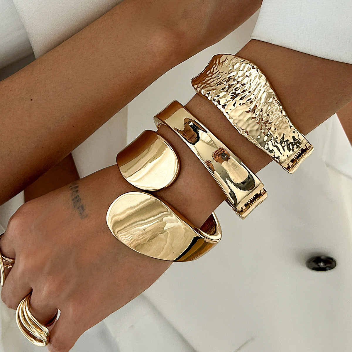 Bracciale da donna in ottone stile vintage sovradimensionato a forma di foglia con finitura opaca testurizzata e superficie placcata