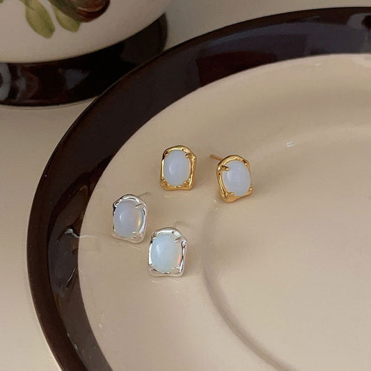 Pendientes de tachuela con letras geométricas irregulares minimalistas de plata de ley 925 con baño de oro
