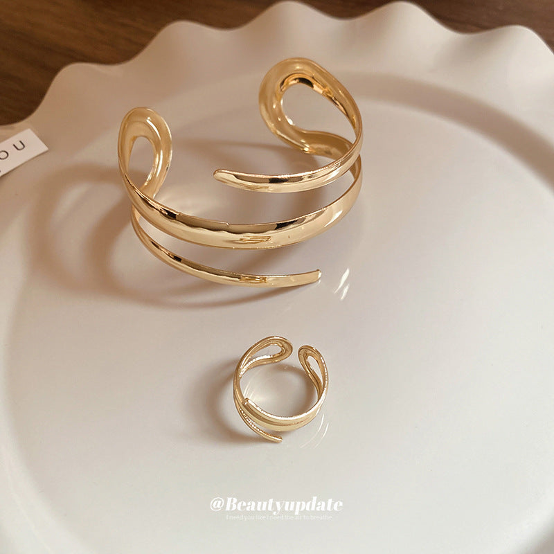 Elegante bracciale in metallo a fascia aperta geometrico con design a linee traforate per donna
