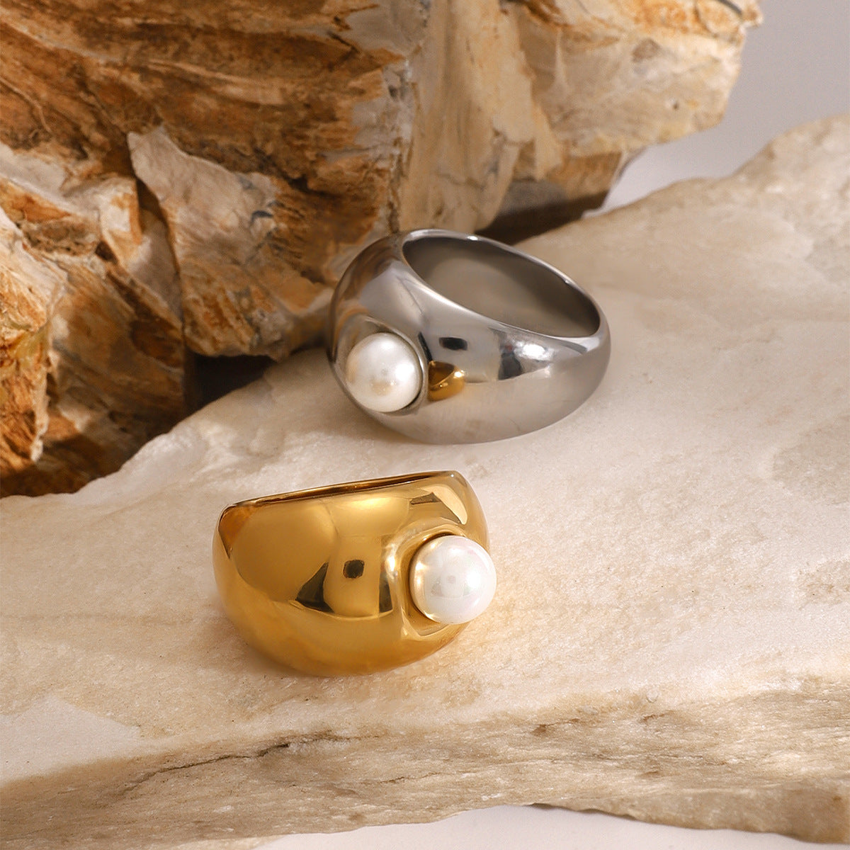 Anillo de acero inoxidable geométrico vintage con incrustaciones de perlas y acabado chapado para mujer
