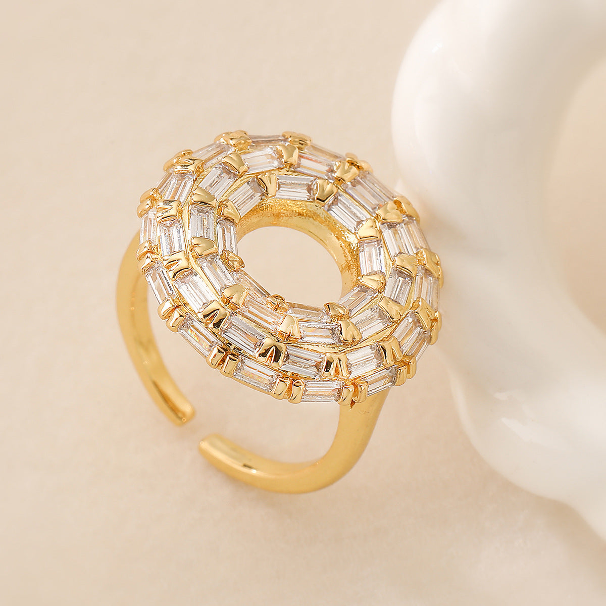 Anello Aperto Minimalista Geometrico da Donna in Rame Placcato Oro 18K con Intarsi di Zirconi