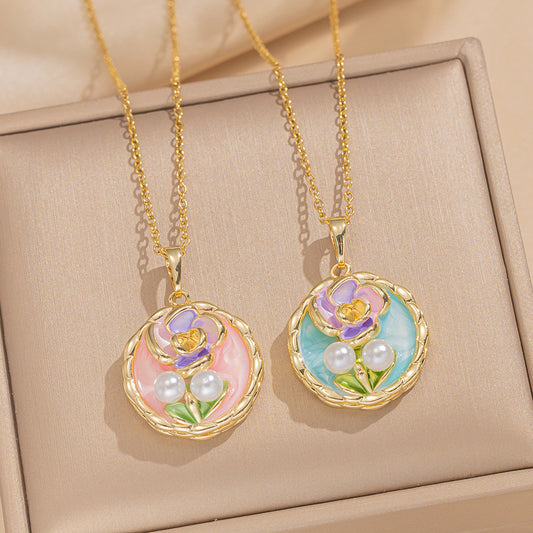 Collana con ciondolo floreale e geometrico smaltato vintage francese in acciaio al titanio con perla d'acqua dolce barocca