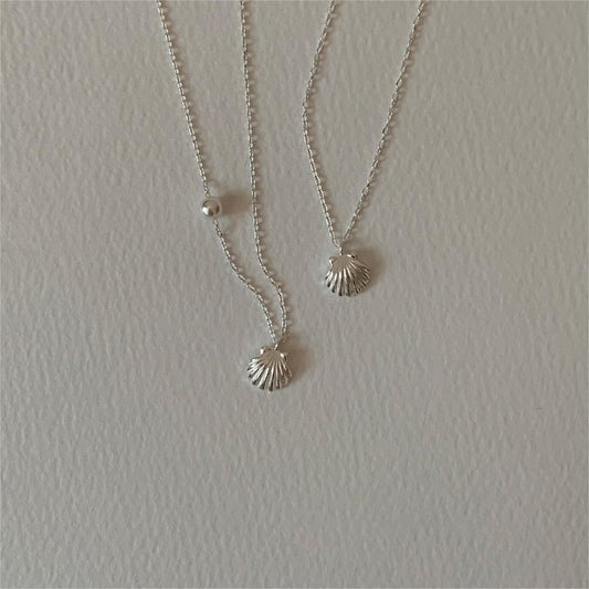 Collar minimalista de concha marina y perla en plata de ley 925 con baño de oro en cadena serpiente para mujer