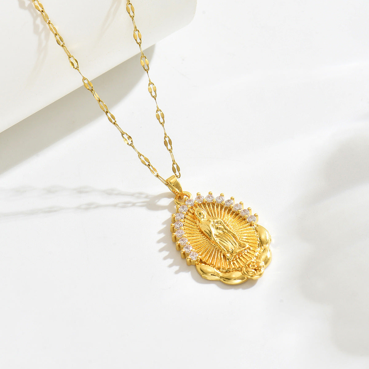 Collar vintage con colgante geométrico para mujer con incrustaciones de circonitas en cadena de cobre