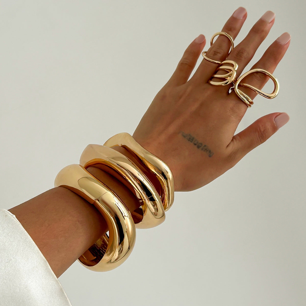 Bracciale rigido aperto geometrico minimalista da donna in lega con finitura galvanica