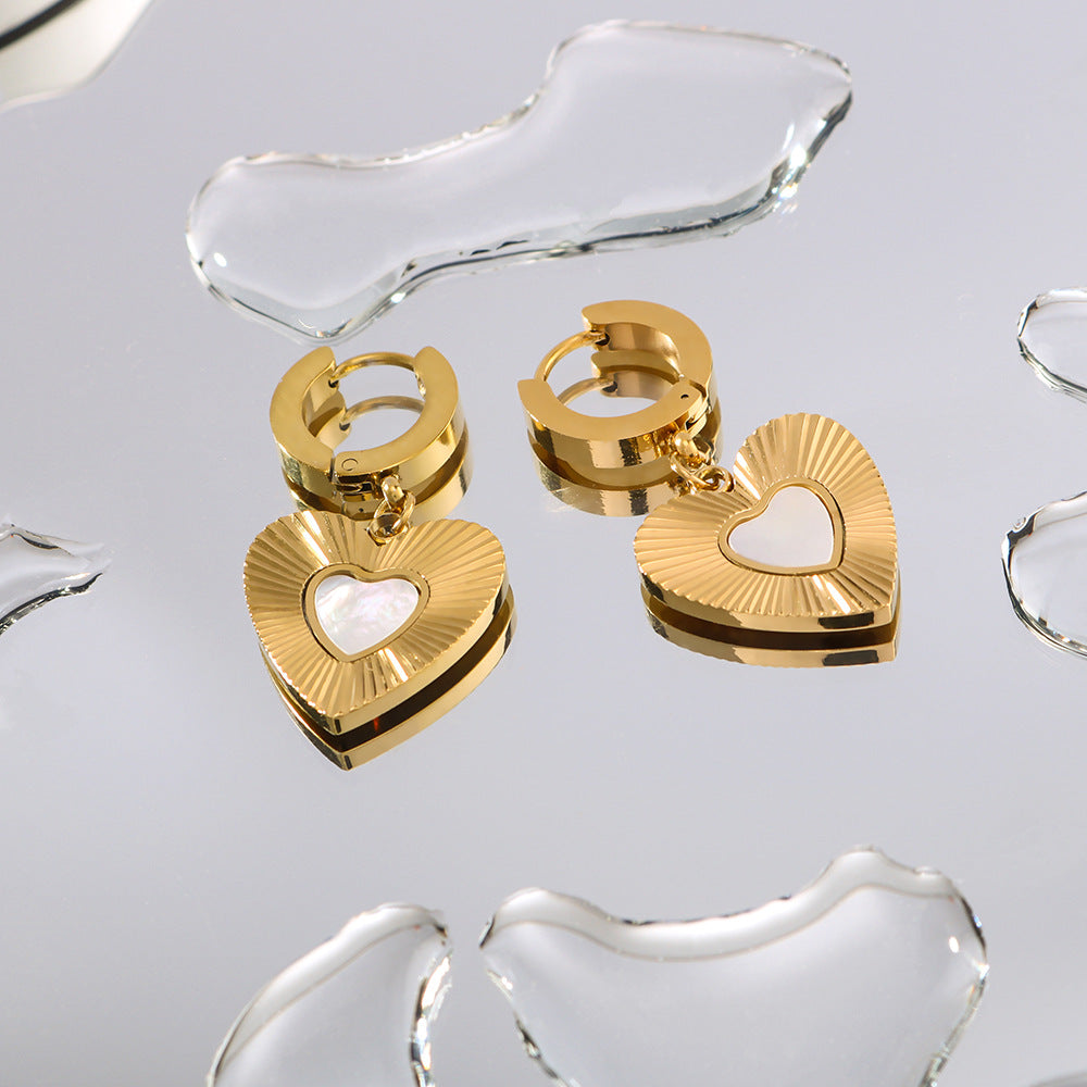 Orecchini a perno minimalisti a forma di cuore in acciaio inossidabile con placcatura sottovuoto in oro 18K, eleganti orecchini a perno di ispirazione francese
