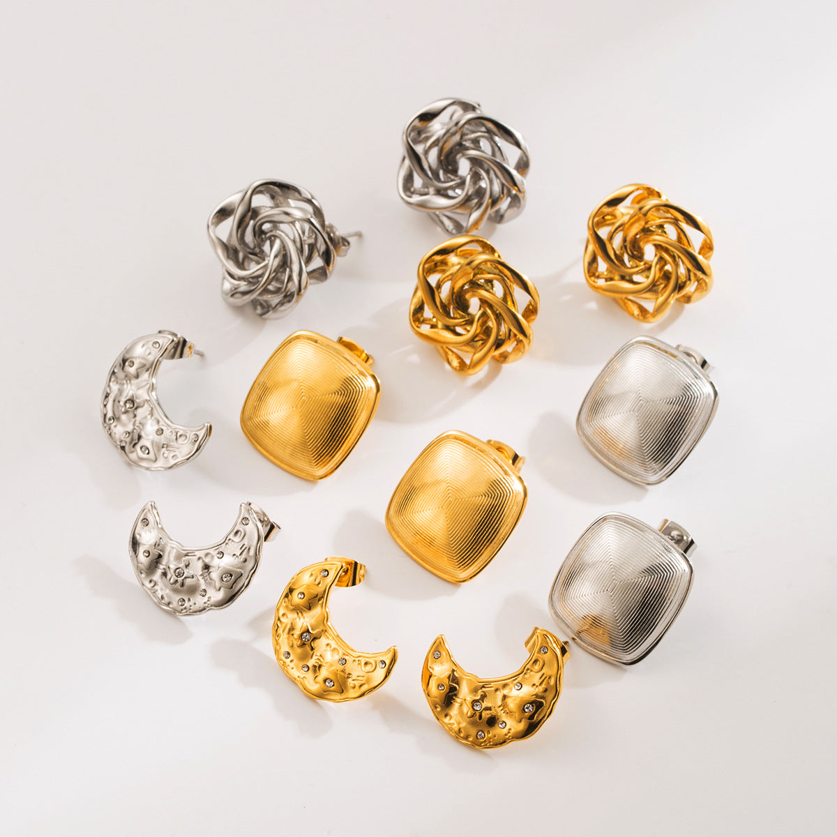 Pendientes minimalistas de acero inoxidable con luna geométrica y motivos florales con baño de oro para mujer