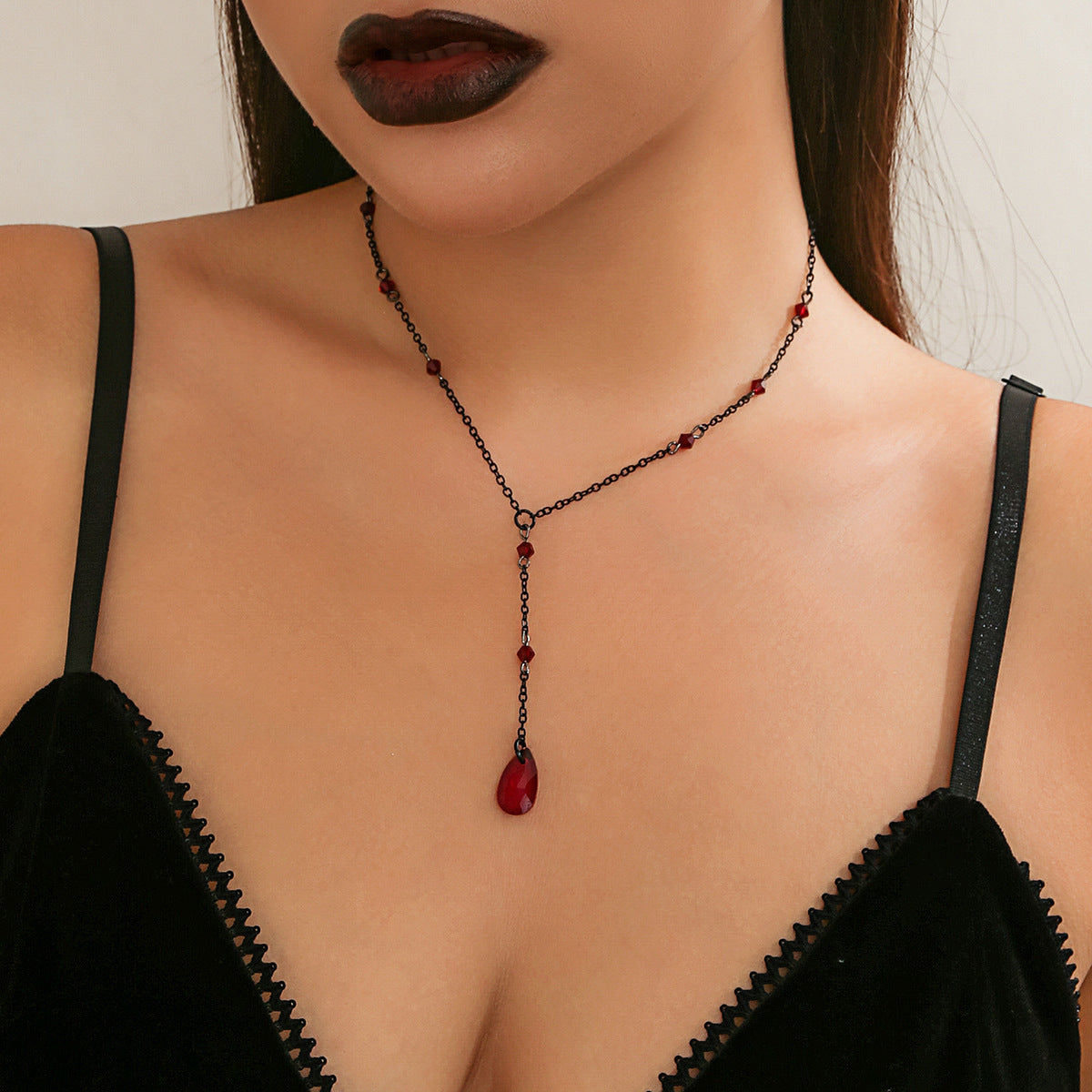 Collana girocollo vintage gotica con lacrime a goccia e nappe da donna, pendente a goccia in metallo galvanizzato su catena a croce