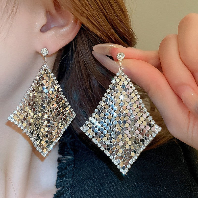 Orecchini a perno di lusso con lega geometrica irregolare e intarsio di strass, placcati argento, alla moda e versatili da donna