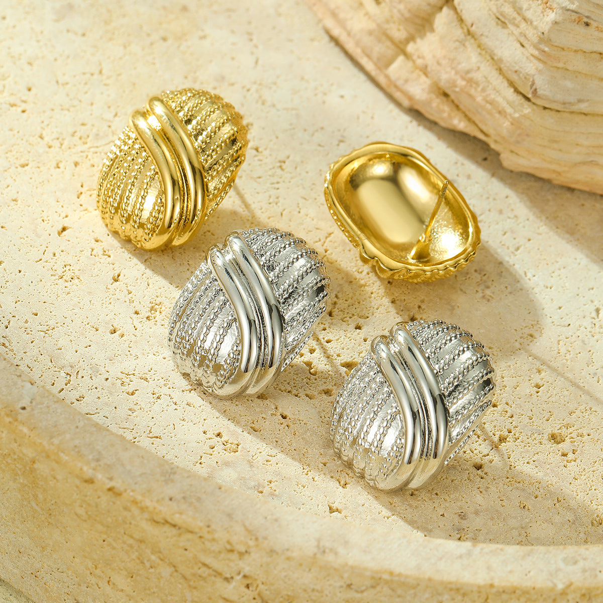 Orecchini da donna quadrati geometrici testurizzati in acciaio inossidabile placcato oro 18K, stile vintage
