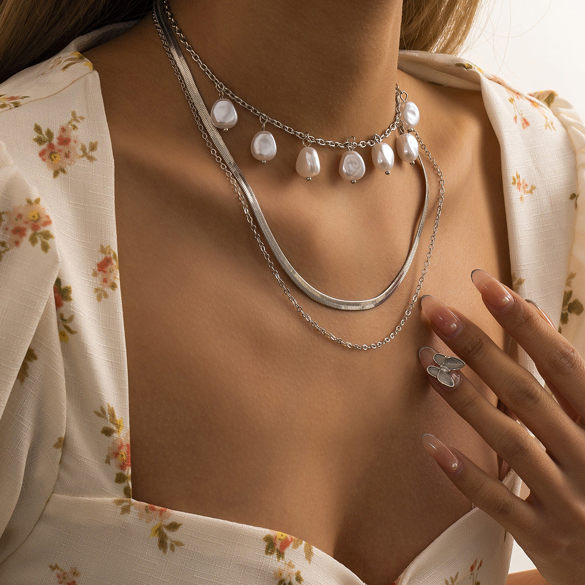 Collana girocollo vintage da donna con perle geometriche, catena a serpente e nappina.