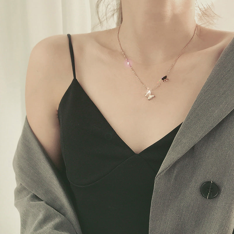 Collar Gargantilla Minimalista para Mujer de Acero Titanio con Baño de Oro y Forma de Mariposa