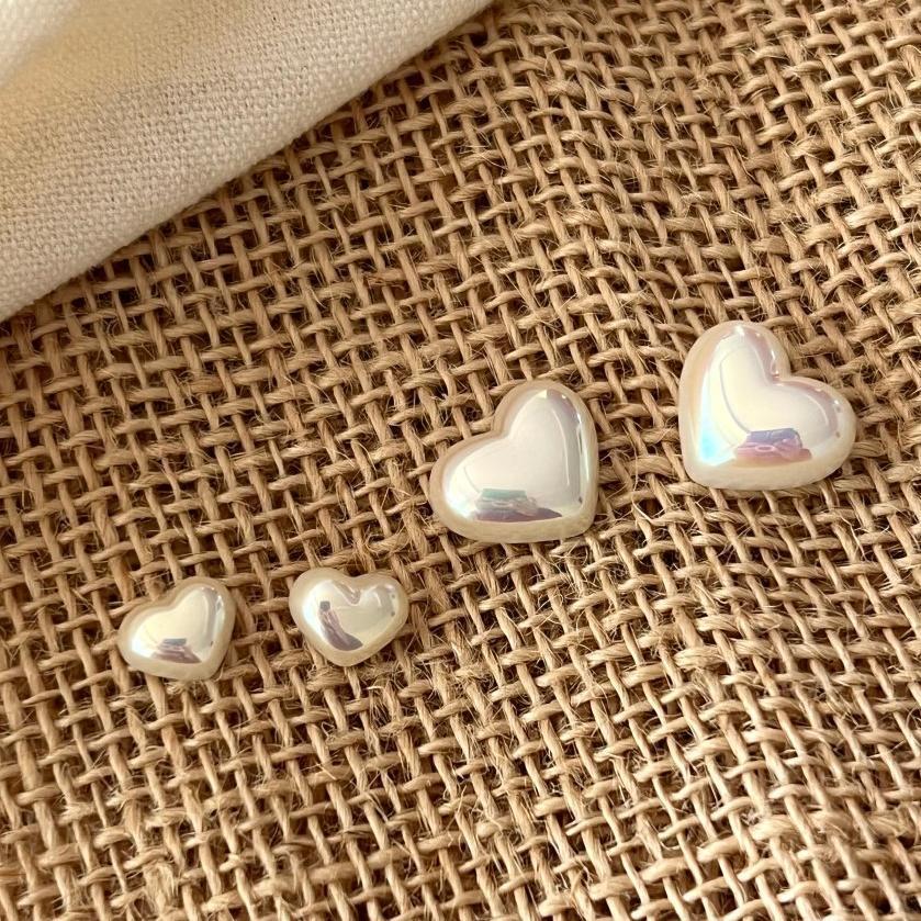 Orecchini a perno minimalisti a forma di cuore in argento sterling 925 con intarsio di perle per donna