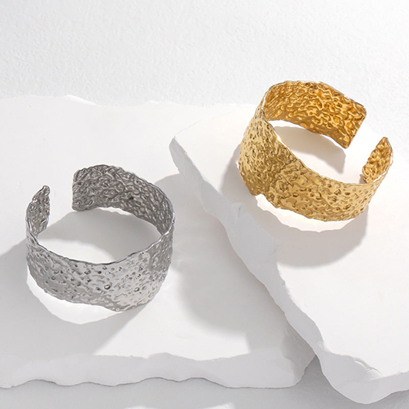 Pulsera ajustable de acero titanio con textura irregular y chapado en oro de 18K para mujer
