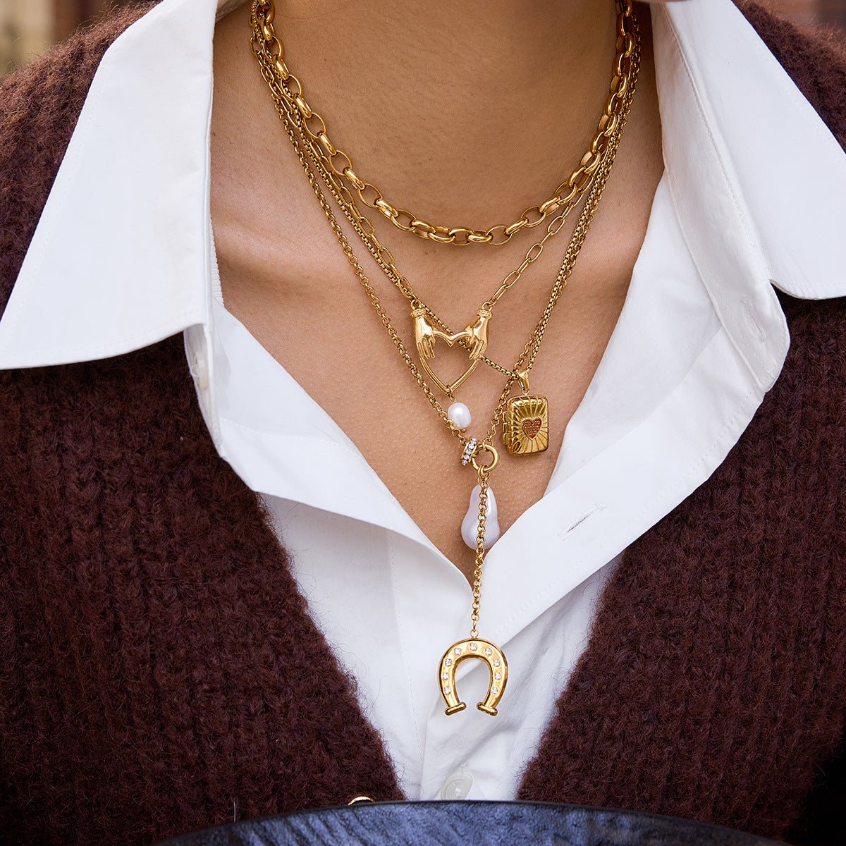 Collar para mujer de acero de titanio chapado en oro de 18 quilates con colgante de mano, diseño geométrico minimalista de lujo