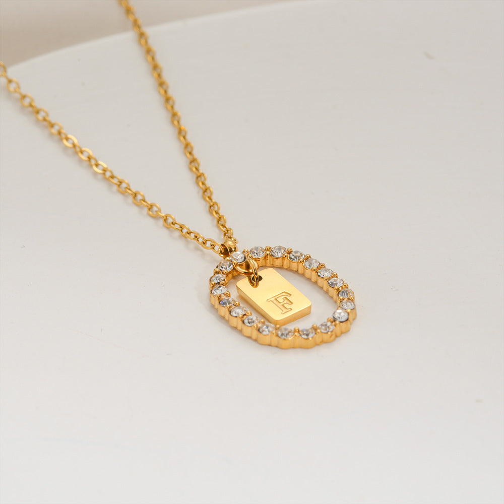 Collana da donna a maglione versatile in acciaio inossidabile ovale minimalista con lettera, placcata oro, con catena a maglie, con strass micro-pavé