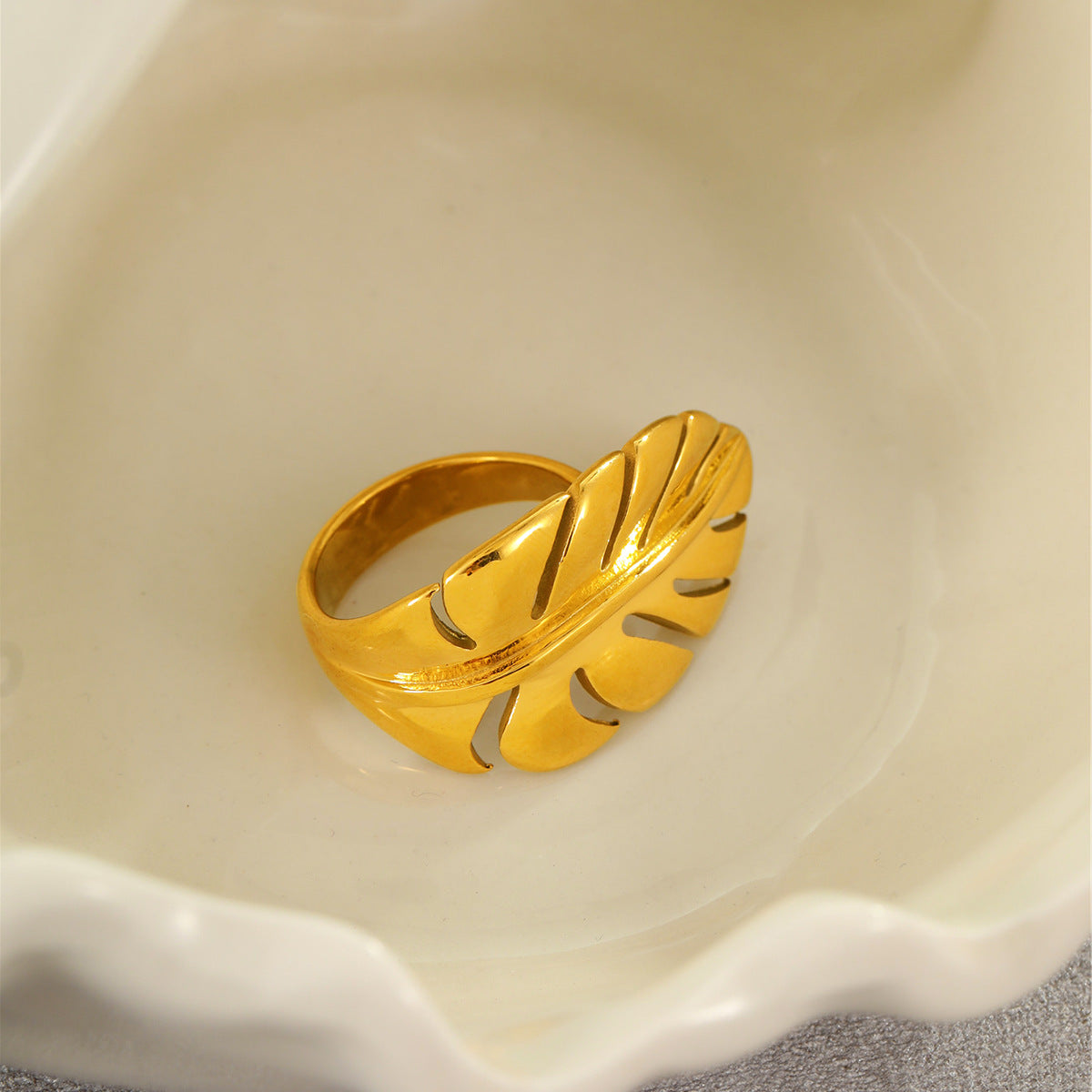 Anillo de Acero Inoxidable con Hoja Floral Vintage y Acabado Chapado para Mujer, Diseño de Banda Abierta Ajustable