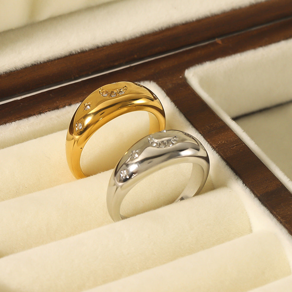 Anello con Ciondolo a Luna e Stella Geometrico Minimalista in Acciaio Inossidabile con Intarsio di Zirconi e Placcatura in Oro 18K da Donna