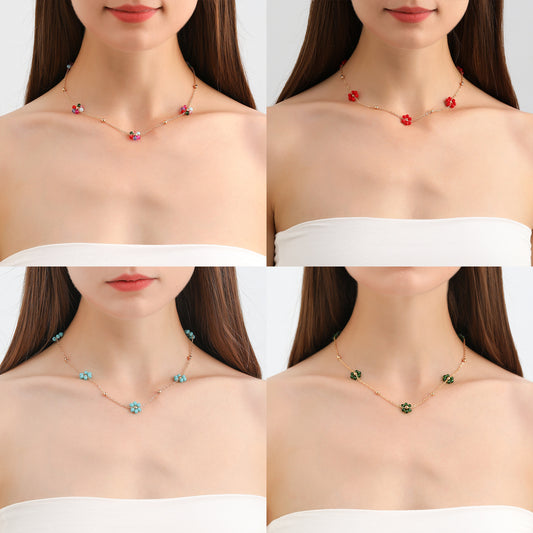 Collana Bohemien Floreale con Cristalli e Perline da Donna con Ciondolo a Margherita in Lega e Finitura Placcata