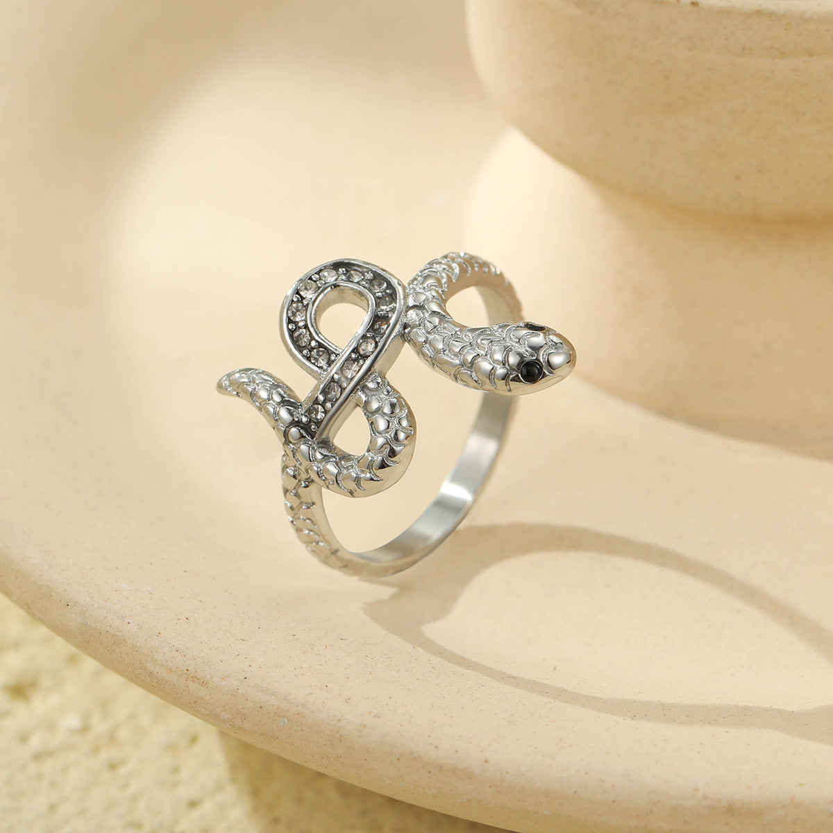 Anello alla moda in acciaio inossidabile a forma di serpente geometrico con dettagli in strass da donna, elettroplaccato per un'eleganza resistente allo sbiadimento