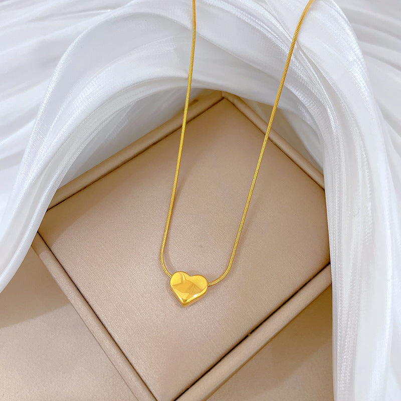 Collana a catena con serpente in acciaio al titanio a forma di cuore minimalista placcata in oro per donne e uomini